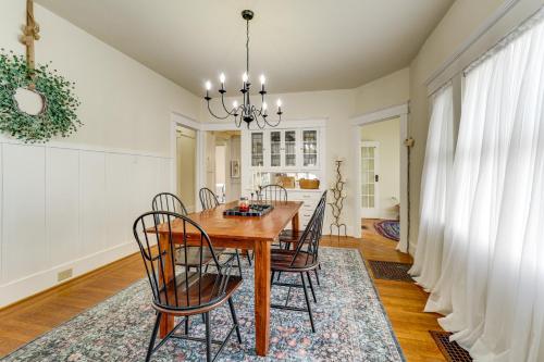 Steps to Main St! Restored Sonora Bungalow w/ Yard in 索諾拉