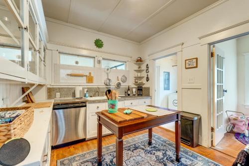Steps to Main St! Restored Sonora Bungalow w/ Yard in 索諾拉