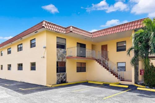 1BR Sunny Isles Getaway with Parking in Eastern Shores
