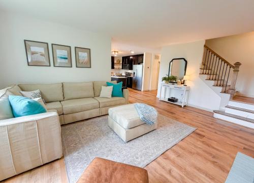 Koplietošanas atpūtas telpa ar TV, Annapolis Charm Waterfront Getaway Near USNA - FISH & CRAB from your PRIVATE PIER! in Whitehall Manor (MD)