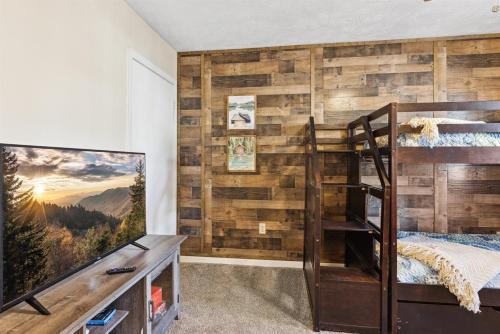 Tennessee Timber Retreat - CabinHotTubPetsWiFi - image 5