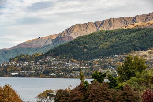 Charming house with lovely views - image 7