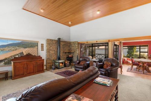 Charming house with lovely views - image 11
