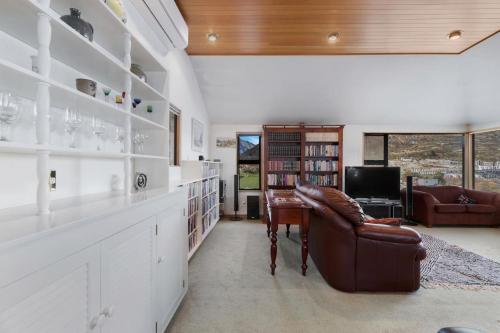 Charming house with lovely views - image 9
