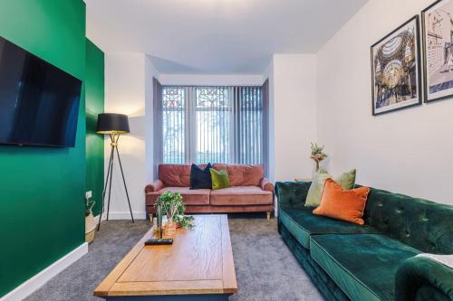 Cleckheaton Road Spacious contractor home by Furnished Accommodation, Long Stays Welcome, Free Parki in Wyke