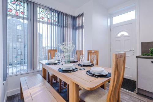 Cleckheaton Road Spacious contractor home by Furnished Accommodation, Long Stays Welcome, Free Parki in Wyke