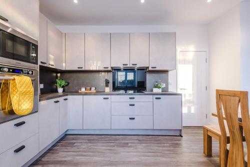 Cleckheaton Road Spacious contractor home by Furnished Accommodation, Long Stays Welcome, Free Parki in Wyke