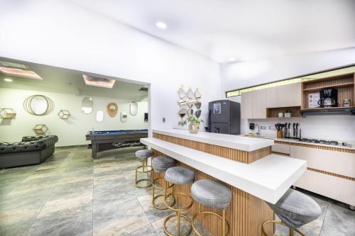 Provenza! Golden Jacuzzi - 5BR only 1 Block from lleras