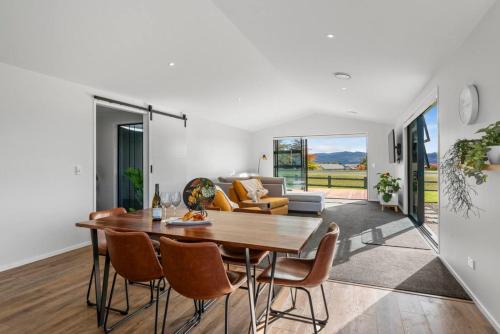 Stay on Harakeke - Luxe new home with pool table – khách sạn tại Wharewaka