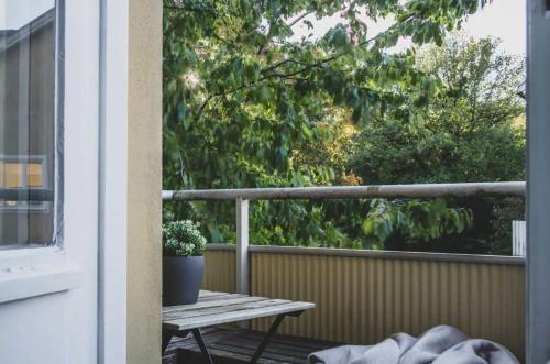 Modern 1BR Apartment with Balcony 20min to City in 하게르스텐 - 릴제홀멘