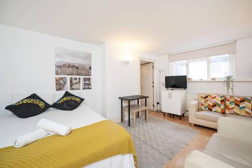 Apartment Sleeps 4 with WiFi - image 4