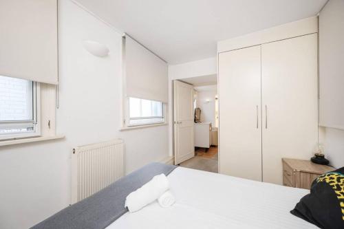Apartment Sleeps 4 with WiFi - image 2