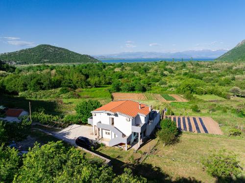 Viesnīcas āriene, Vržina Farm House Skadar Lake (Vrzina Farm House Skadar Lake) in Godinje
