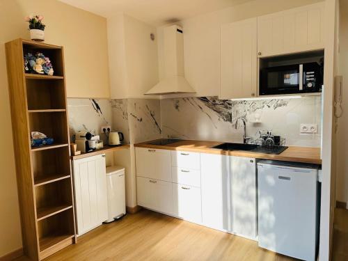 Luxury studio, garden, beach 4 min walk