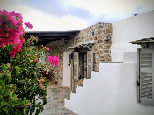 «Astrofeggia» A private stone house Nature-Seaview – khách sạn tại Leros
