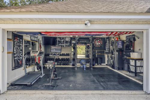 Relaxed Poolside Gym Escape