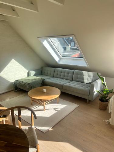 Cozy Apartment Near Centrum with Sunny Terrace – khách sạn tại Arstad