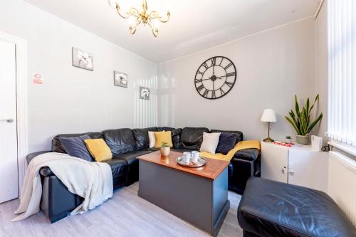 Exterior view of Wimborne House, 3BR, Airport, M1, 6 beds