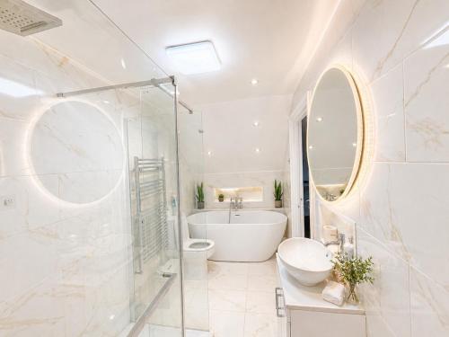 Баня, Spacious Villa Style Home, Garden, BBQ, Driveway in Сполдинг