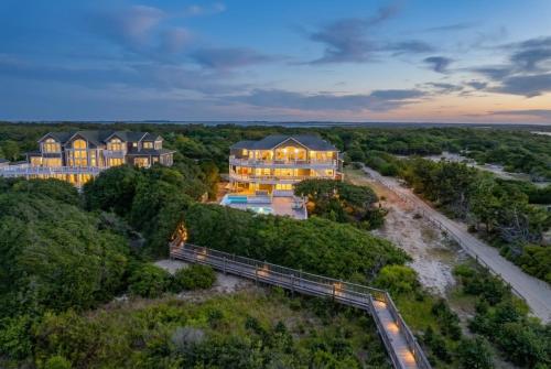 Fitzgerald Estate No Resort Fee Sleeps 30 Weddings & Events OBX – khách sạn tại Ocean Hill