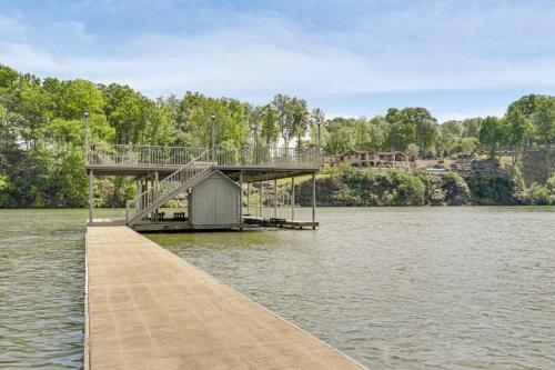 Shoals Area Oasis w/ Boat Dock & Outdoor Kitchen in Killen (AL)