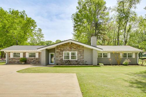 Shoals Area Oasis w/ Boat Dock & Outdoor Kitchen in Killen (AL)