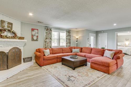 Shoals Area Oasis w/ Boat Dock & Outdoor Kitchen in Killen (AL)
