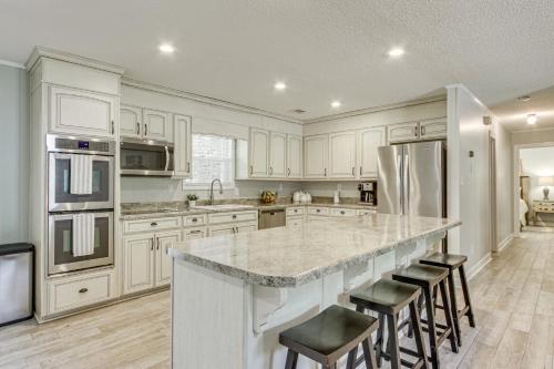 Shoals Area Oasis w/ Boat Dock & Outdoor Kitchen in Killen (AL)