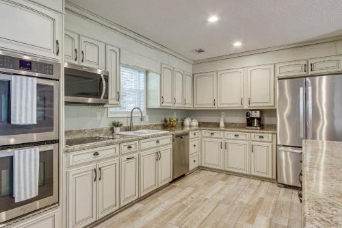 Shoals Area Oasis w/ Boat Dock & Outdoor Kitchen in Killen (AL)