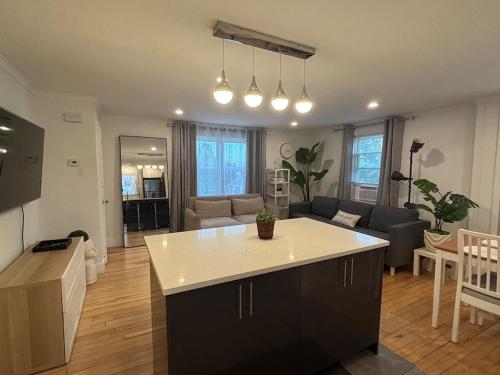 Modern 3 Bedroom with Parking in Boston – khách sạn tại Hyde Park