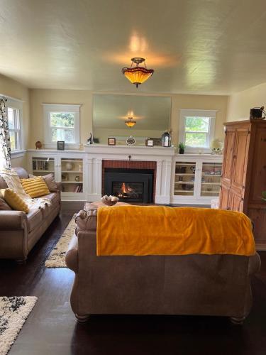 Historic Coastal Cottage 3 Bedroom in Coquille