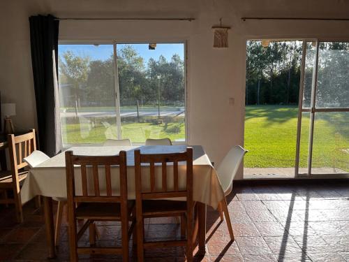 Casa quinta con enorme parque, parrilla, hogar, piscina a 1 hora de CABA in Capilla Del Senor