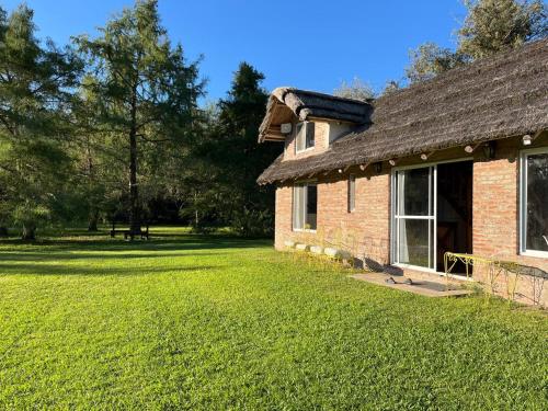 Casa quinta con enorme parque, parrilla, hogar, piscina a 1 hora de CABA in Capilla Del Senor