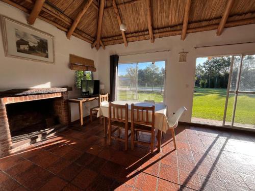 Casa quinta con enorme parque, parrilla, hogar, piscina a 1 hora de CABA in Capilla Del Senor