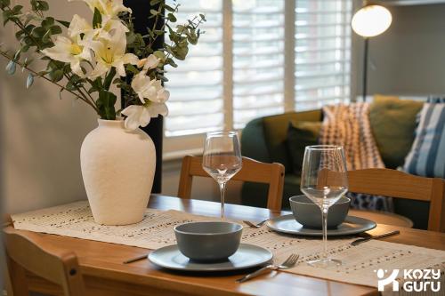 KozyGuru | Mosman | Serene Boutique Apt Retreat - image 7