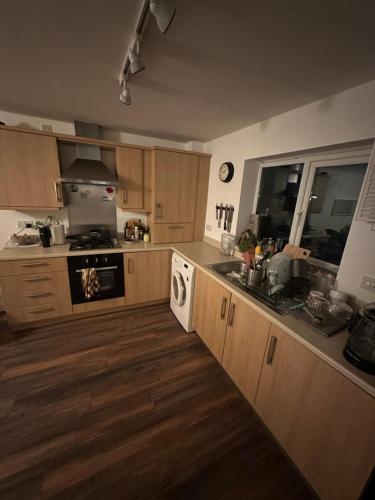 Cosy Private New Build Ensuite with Driveway, 15 min Walk to City Centre, Dedicated Parking - Corley