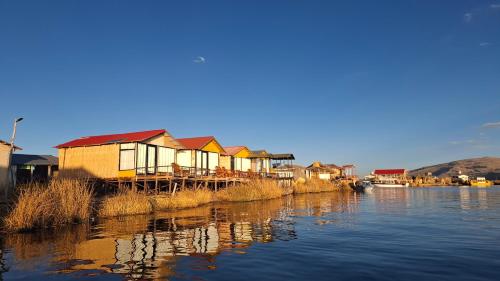 Atardecer Dorado en Uros & Titicaca Lodge Peru