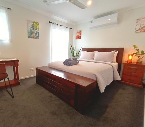 Deluxe Queen Room - Shared Bathroom — other in 46 Meander Circuit, Holmview Australia, 4207