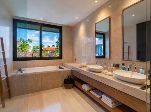 Chers Villa | 5BR Infinity Pool | 10 Min Seminyak