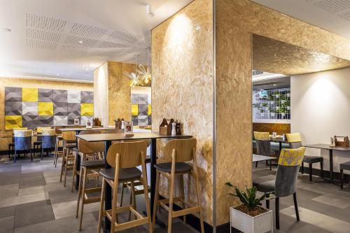 Restaurant, Metro Hotel Perth in Perth