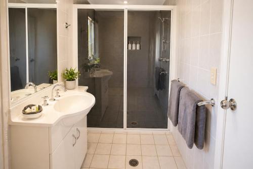 Bathroom, Southern Cross Motor Inn in Narrabri