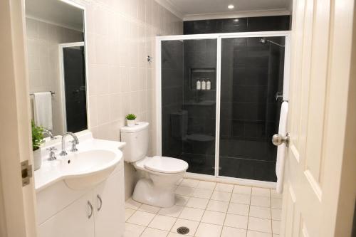 Bathroom, Southern Cross Motor Inn in Narrabri