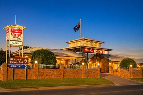 Exterior view, Southern Cross Motor Inn in Narrabri