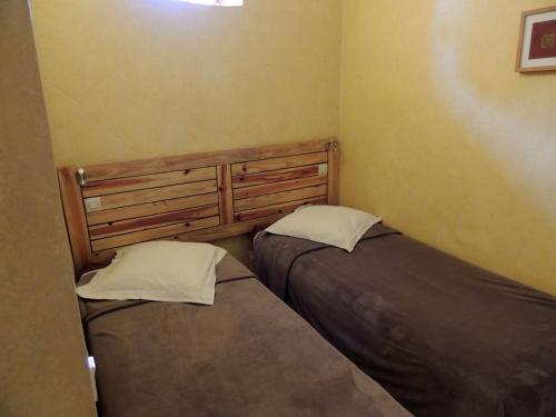 1 queen bed, 2 twin beds