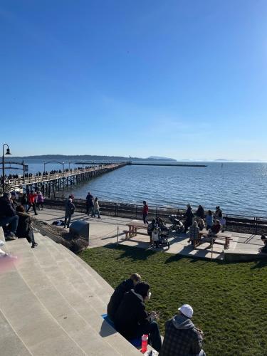 One Bedroom Suite B&B with Parking in White Rock (BC)
