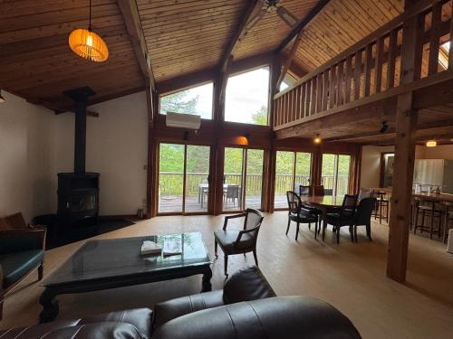 Cabin D 3min walk Lake Saiko remote work BBQ, 5min drive Kawaguchi Lake Mt Fuji view in Saiko Lake