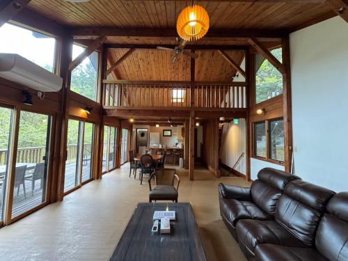 Cabin D 3min walk Lake Saiko remote work BBQ, 5min drive Kawaguchi Lake Mt Fuji view in Saiko Lake