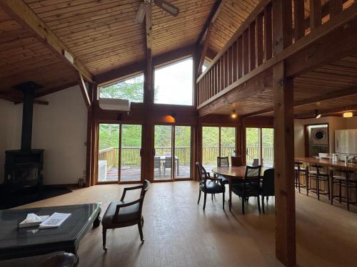 Cabin D 3min walk Lake Saiko remote work BBQ, 5min drive Kawaguchi Lake Mt Fuji view in Saiko Lake