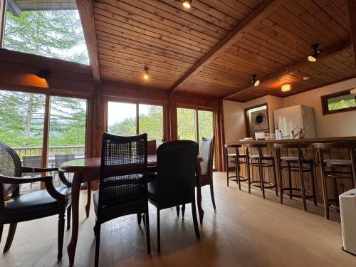 Cabin D 3min walk Lake Saiko remote work BBQ, 5min drive Kawaguchi Lake Mt Fuji view in Saiko Lake