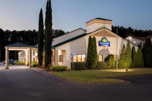 Days Inn & Suites by Wyndham Peachtree Corners Norcross in Norcross, USA